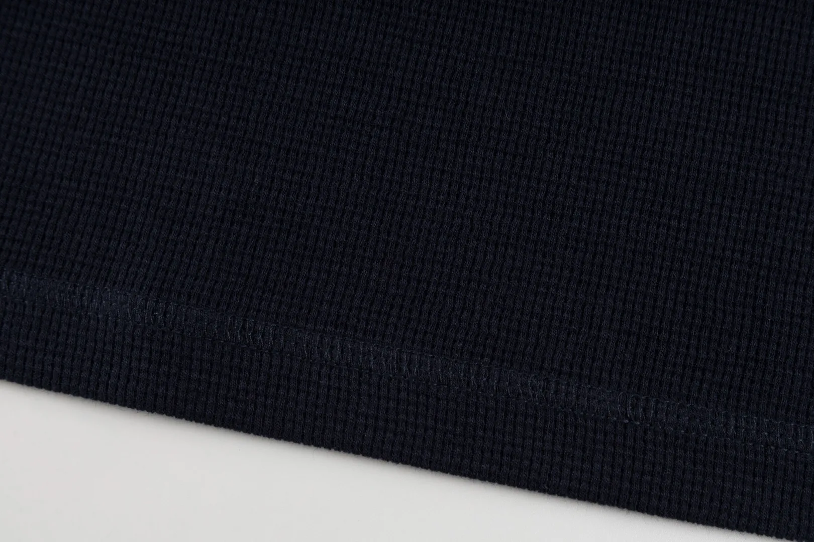 P196 #R79 Ralph Lauren/Ralph Lauren Waffle Henley Collar Open Button Sweater Exclusive Henry Collar Waffle Series Open Bust Sweater Exclusively customized with original grade waffle fabric, 100% cotton yarn imported machine-dyed weaving process, full texture, all collars, cuffs and hems are fixed and woven threads, full of high-quality quality, can be worn alone or matched, classic hot style Color Navy Blue Dark Gray Black White SIZE: S M L XL Shoulder width: 51.5/53/54.5/56 Bust: 108/112/116/120 Sleeve length: 60/61/62/63 Clothing length: 66.5/68/69.5/71